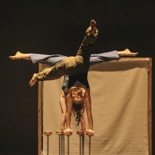 CON TRAUMAS Y A LO LOCO