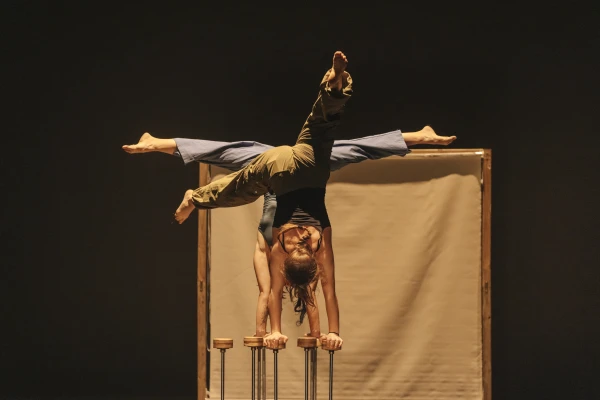 CON TRAUMAS Y A LO LOCO