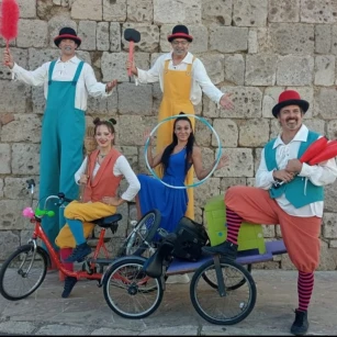 A LA LLUNA, AL CARRER